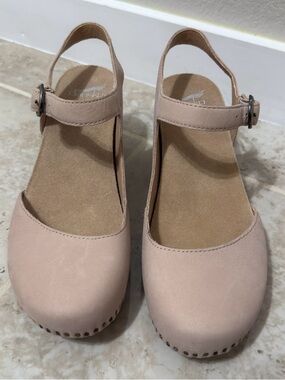 Dansko Women's Taytum sandals in Blush Milled Nubuck (Size 41).